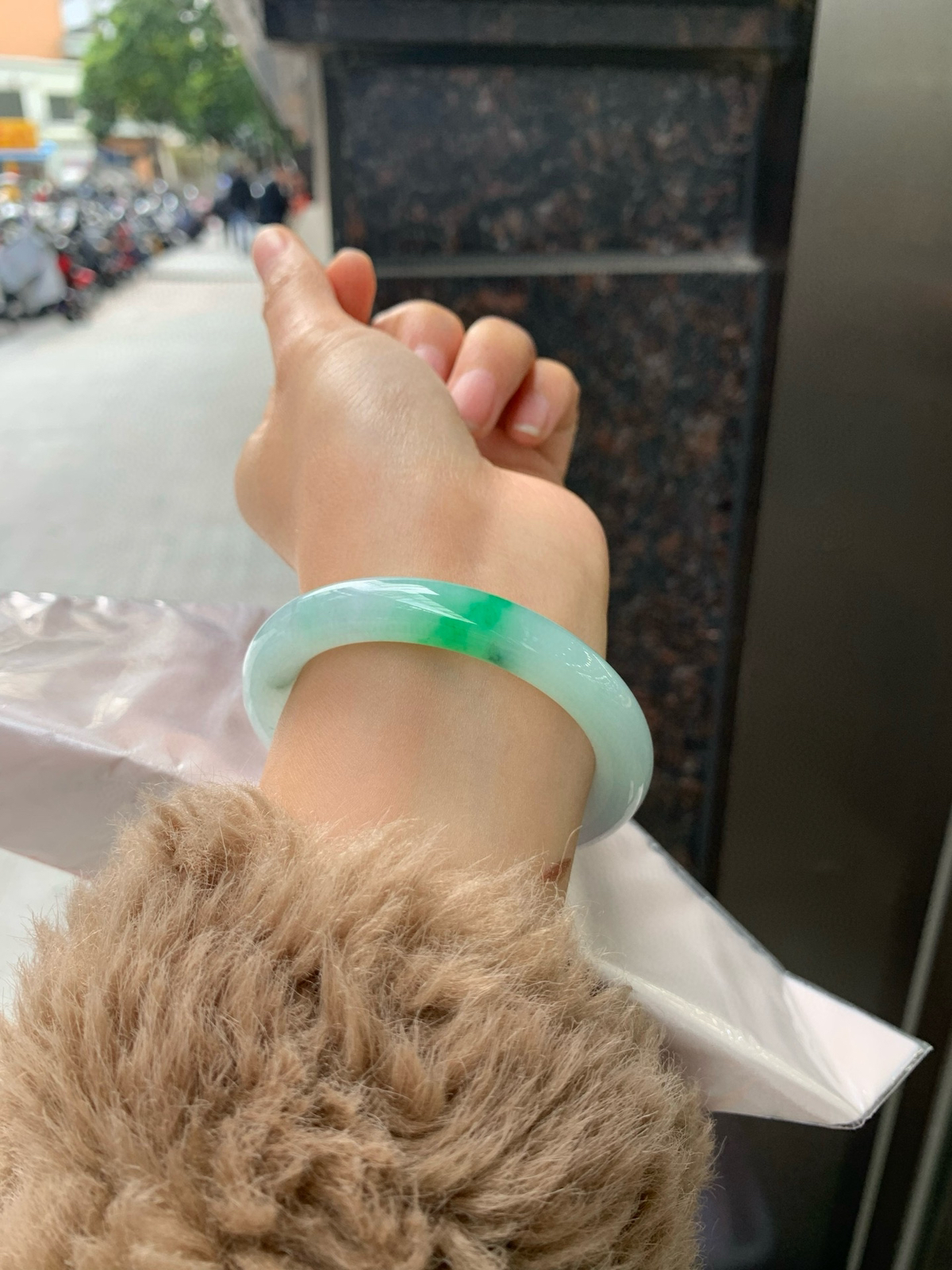 春彩圆条，底妆冰润细腻，水头足，鲜艳的阳绿与淡紫相映相辉，尽显灵动贵气，一眼沦陷的春色美镯
尺寸：53.7-10.1-9.5