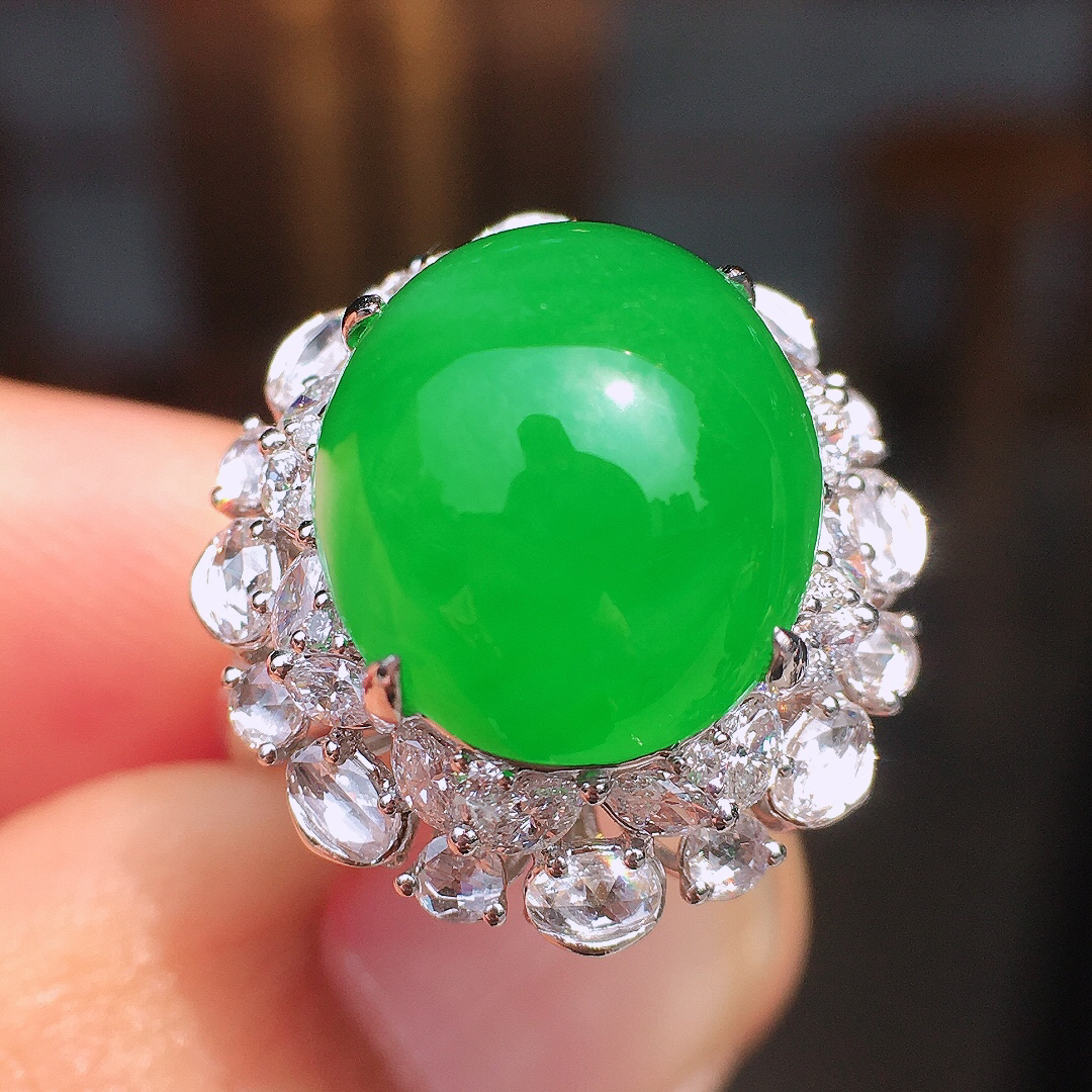 阳绿蛋面戒指，色泽均匀艳丽，玉质细腻，荧光感超
强，饱满圆润，尽显优雅气质，18k
金豪华镶嵌