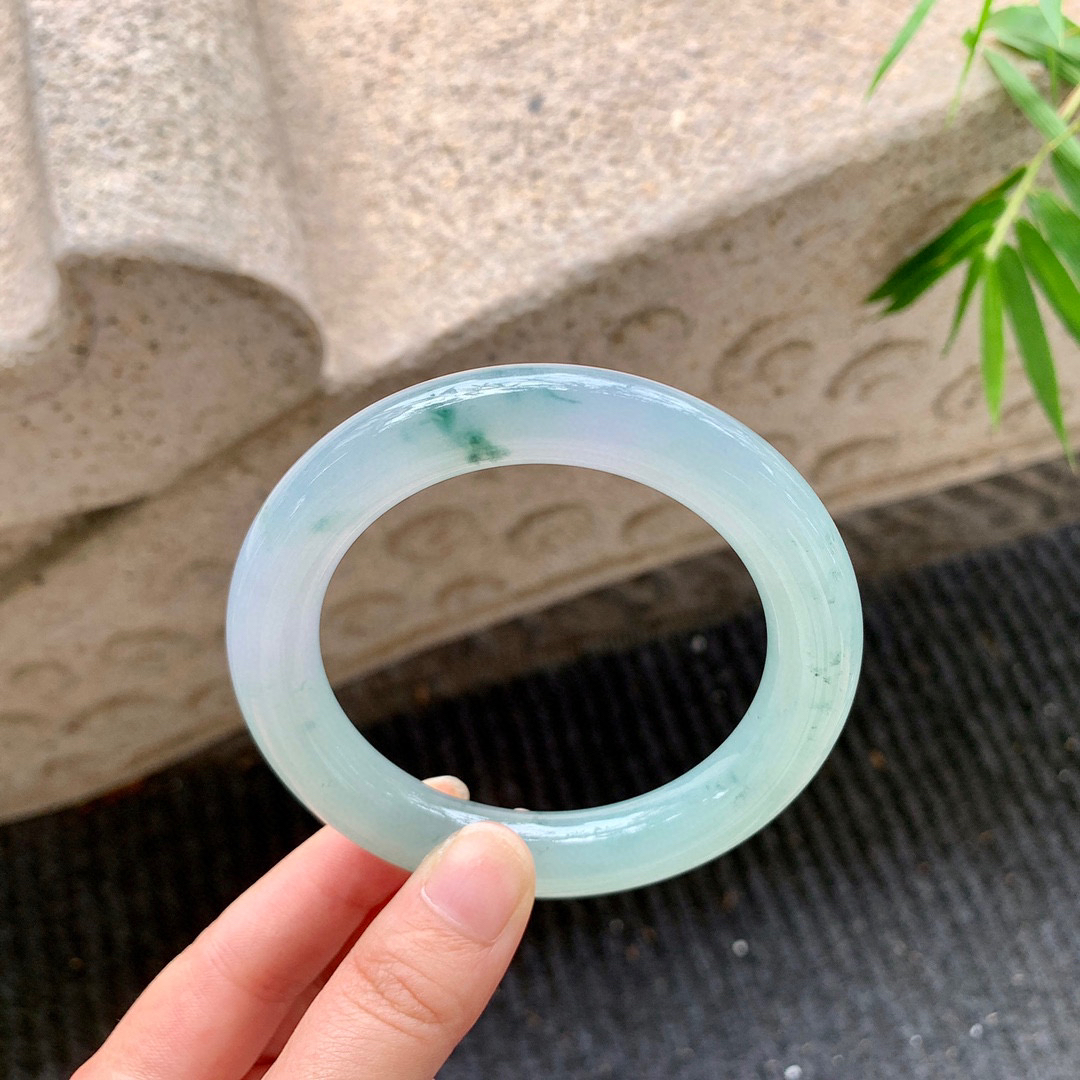 圆条58 59
【圈口】59.2/11.6/11.8
【描述】冰飘花，水润，种老，细腻，无裂纹！