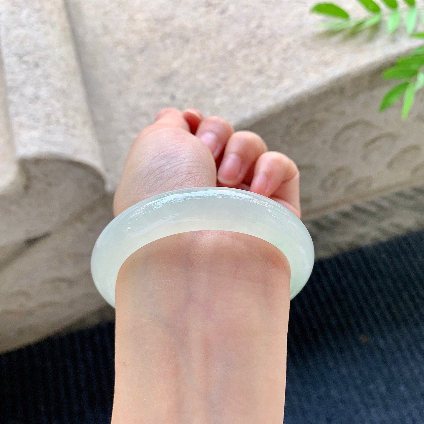 正圈52 53
【圈口】53.2/12.4/8.4
【描述】糯冰冰糖雪梨，水润，种老，细腻，无裂纹！