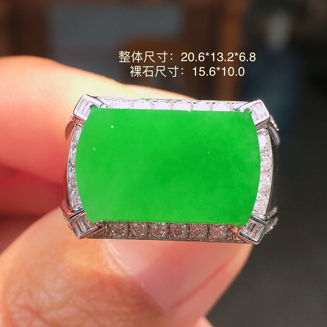 阳绿马鞍戒指，色泽均匀艳丽，玉质细腻，荧光感超
强，饱满圆润，尽显优雅气质，18k
金豪华镶嵌