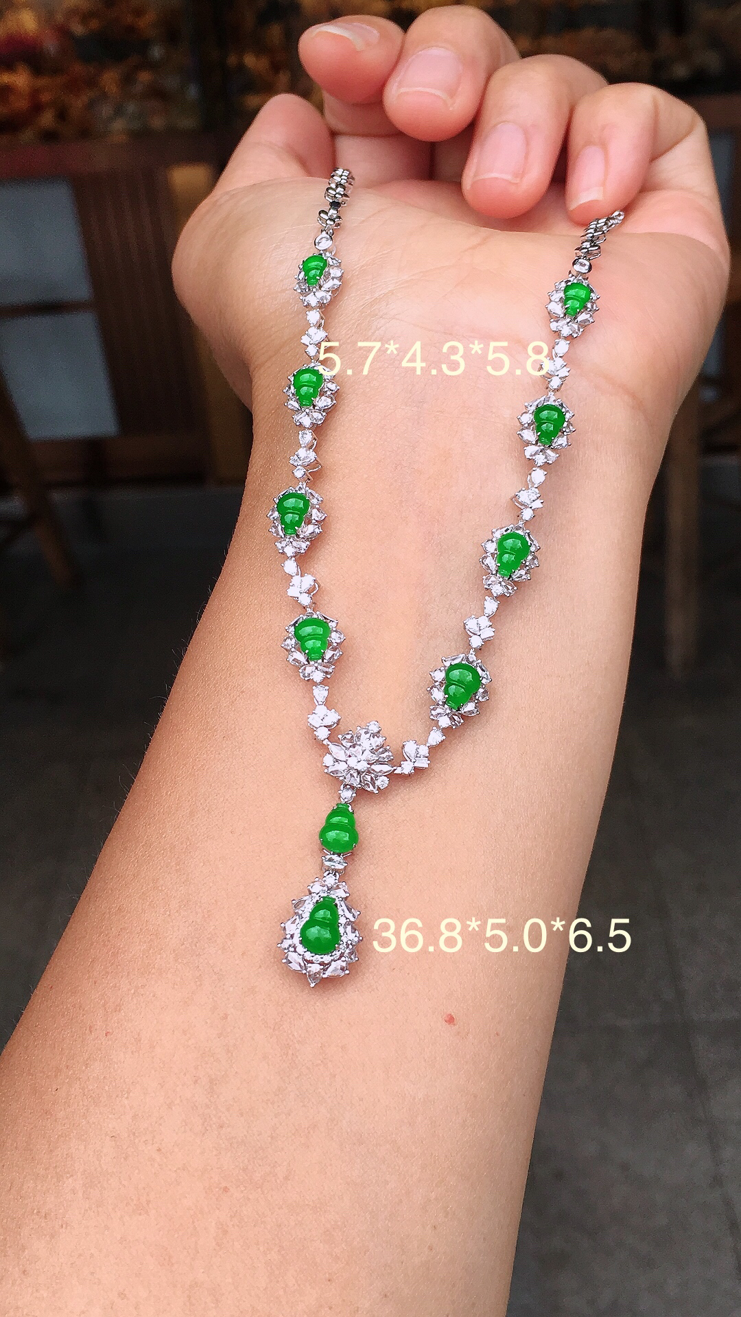 阳绿葫芦晚装项链，色泽均匀艳丽，玉质细腻，荧光感超
强，饱满圆润，尽显优雅气质，18k
金豪华镶嵌