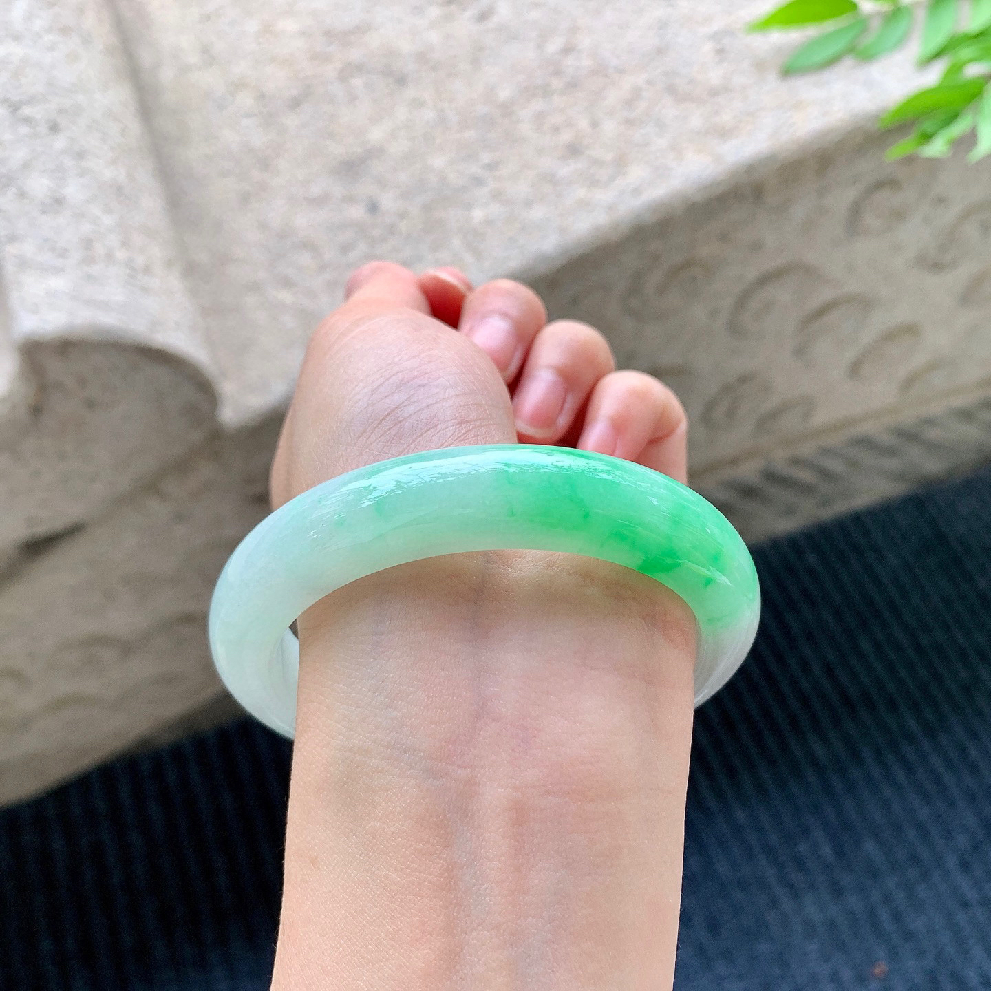 正圈58 59
【圈口】59/12.5/9.3
【描述】白底青，飘绿，水润，种老，细腻，无纹裂！