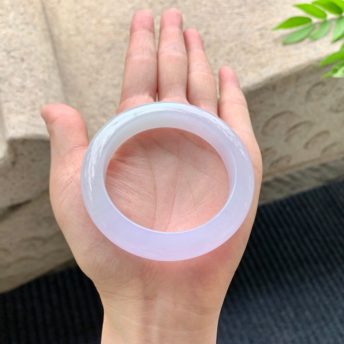 正圈50 51
【圈口】51/11/9
【描述】糯冰紫罗兰，水润，种老，细腻，无裂纹！