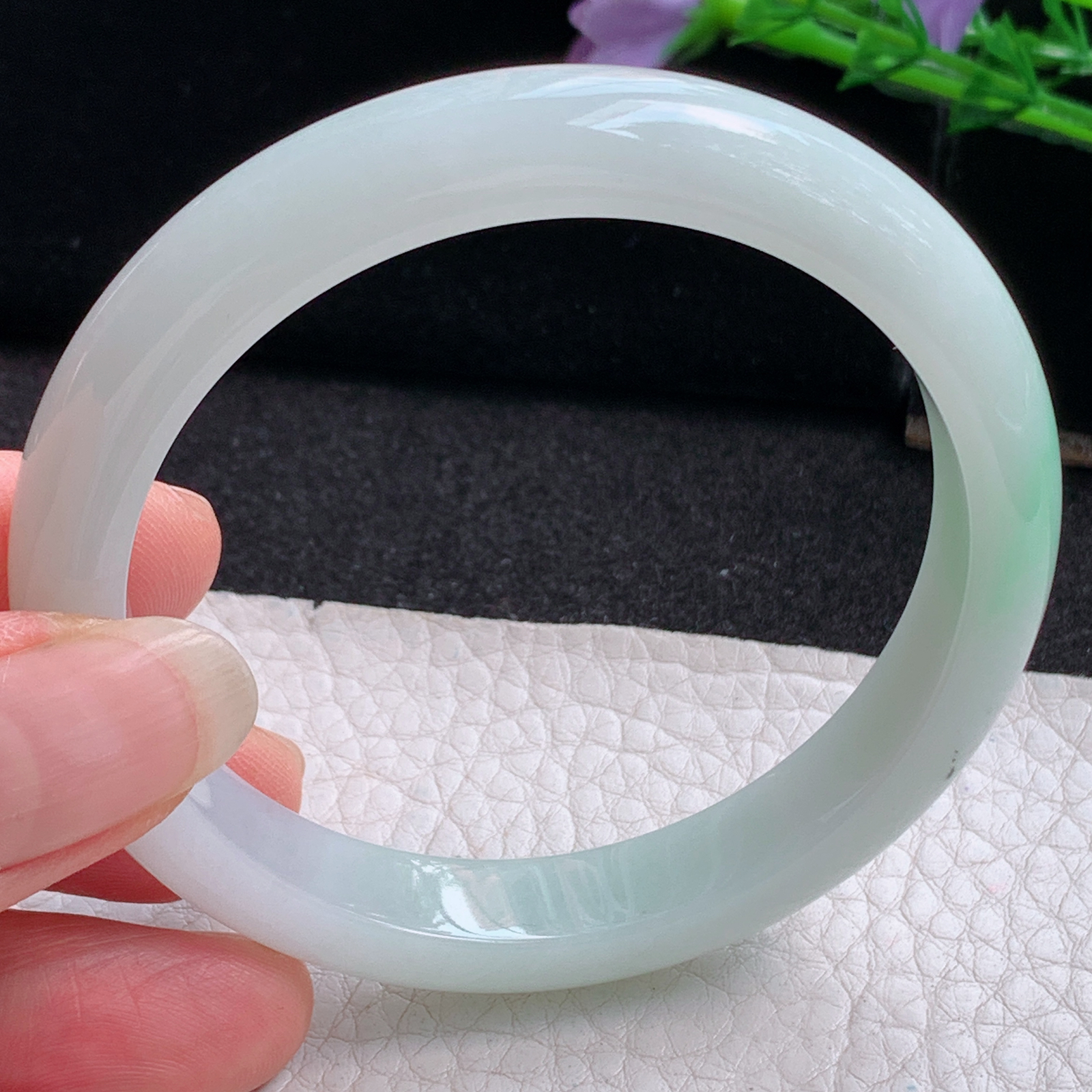 js实拍56*10.3*7.4平安镯 天然翡翠A货玉手镯精美飘绿秀气正圈玉手环