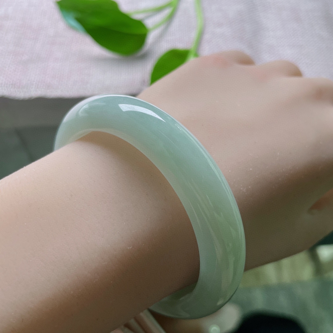 54.8/12.2/8.2，淡绿底正圈，清雅绝俗，质地温润细腻，素丽，一点皮纹