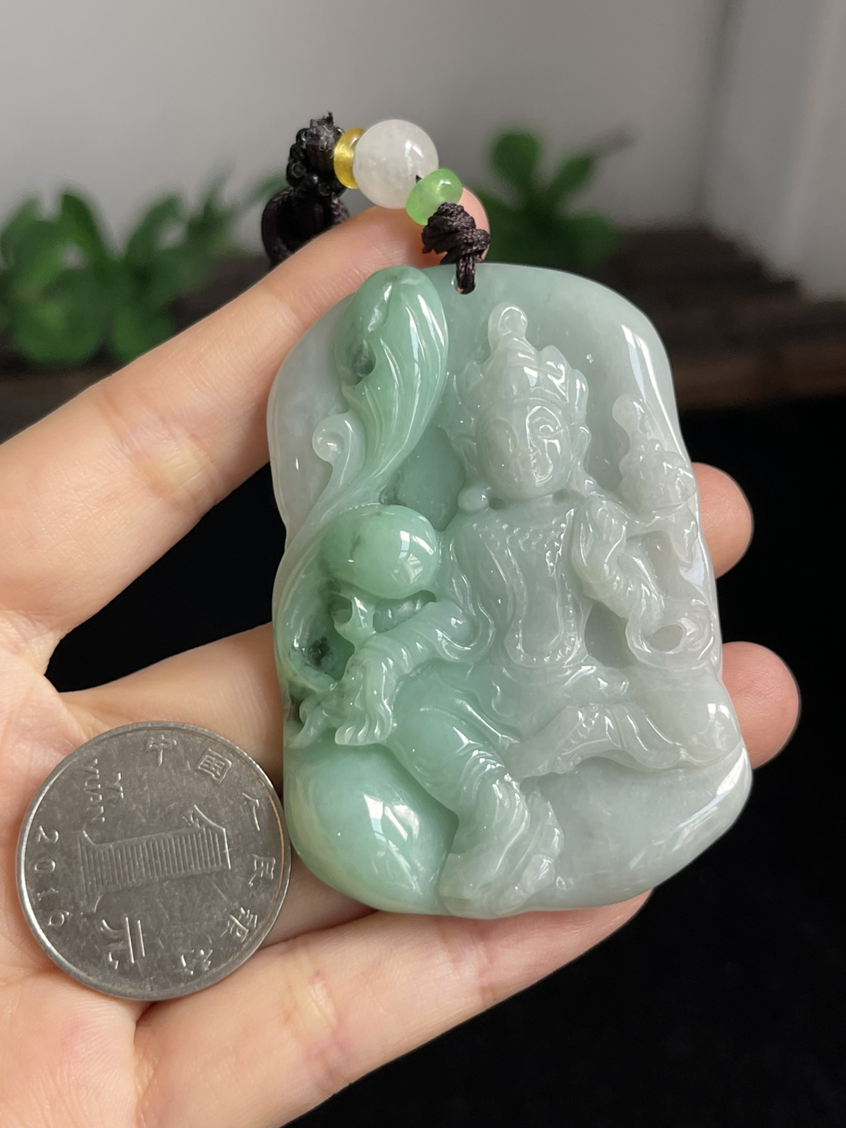 翡翠糯化种飘绿吊坠，配珠未测