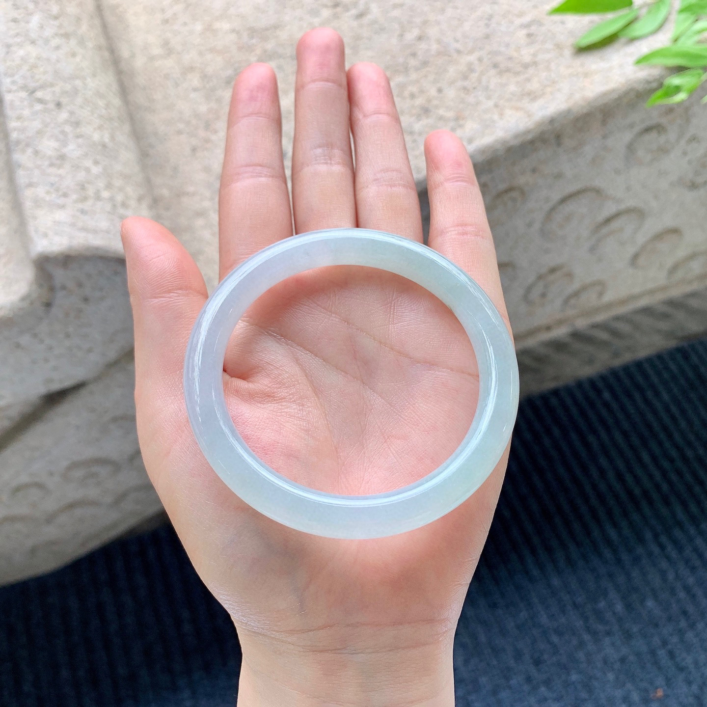 圆条55 56
【圈口】56.5/8.8/8.4
【描述】冰底色，水润，种老，细腻，无裂纹！