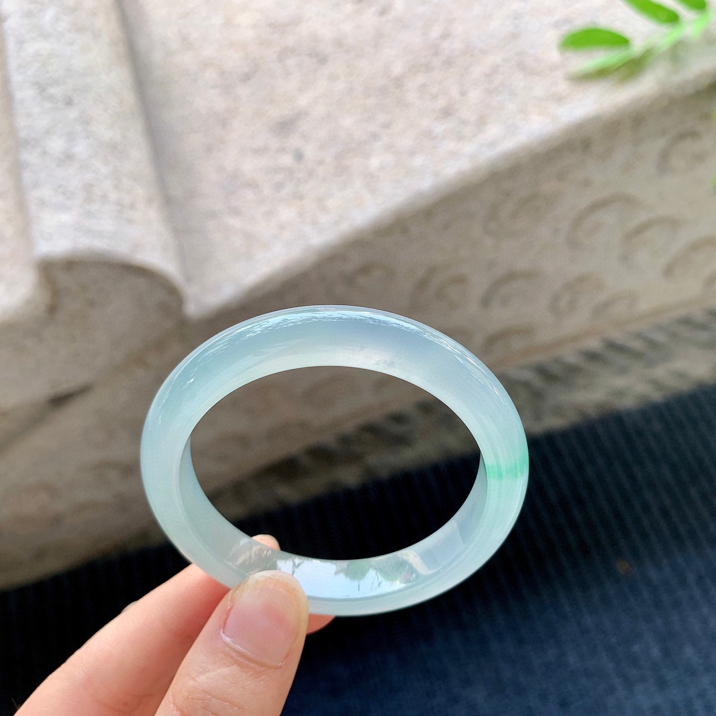 正圈48 49
【圈口】49.5/9.5/7.1
【描述】冰飘绿，水润，种老，细腻，无裂纹！