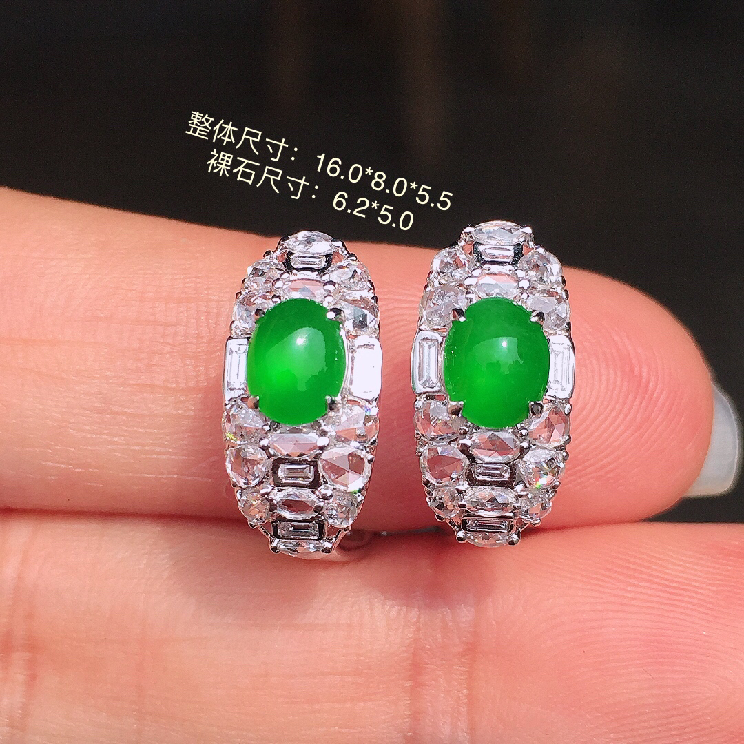 阳绿蛋面耳钉，色泽均匀艳丽，玉质细腻，荧光感超
强，饱满圆润，尽显优雅气质，18k
金豪华镶嵌