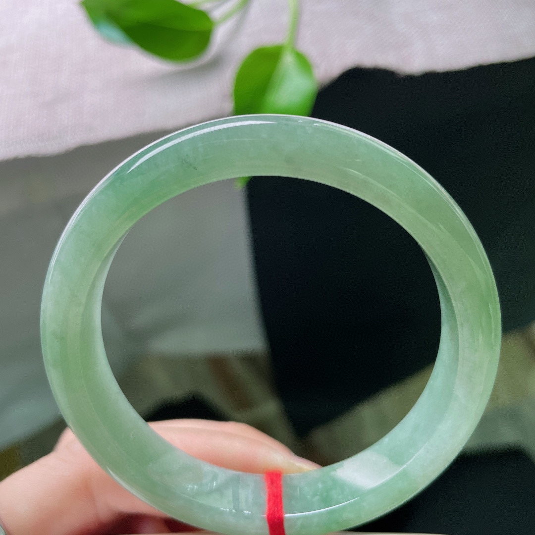 57/12.1/7.6。冰晴绿，手镯，无纹裂