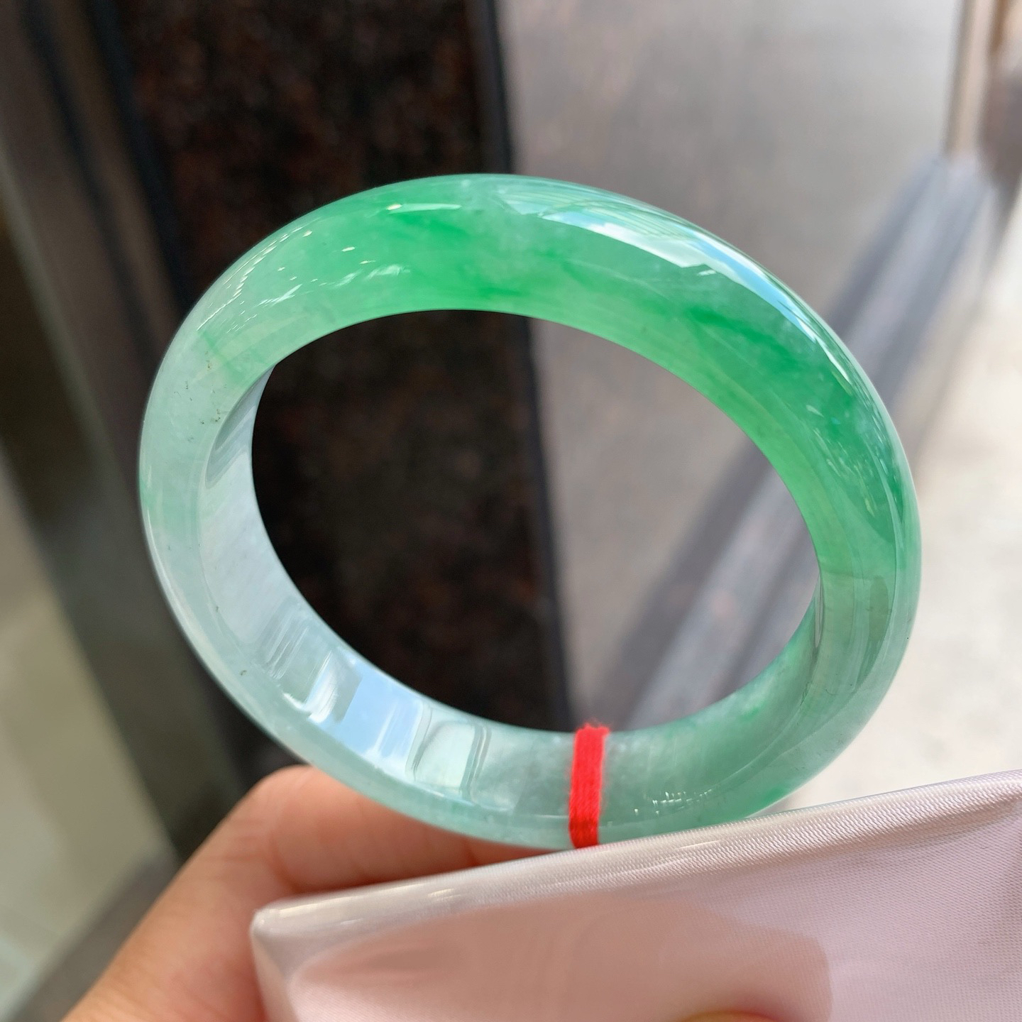 正圈冰飘绿 有杂质 尺寸：51.5/12.1/7.2  小圈口