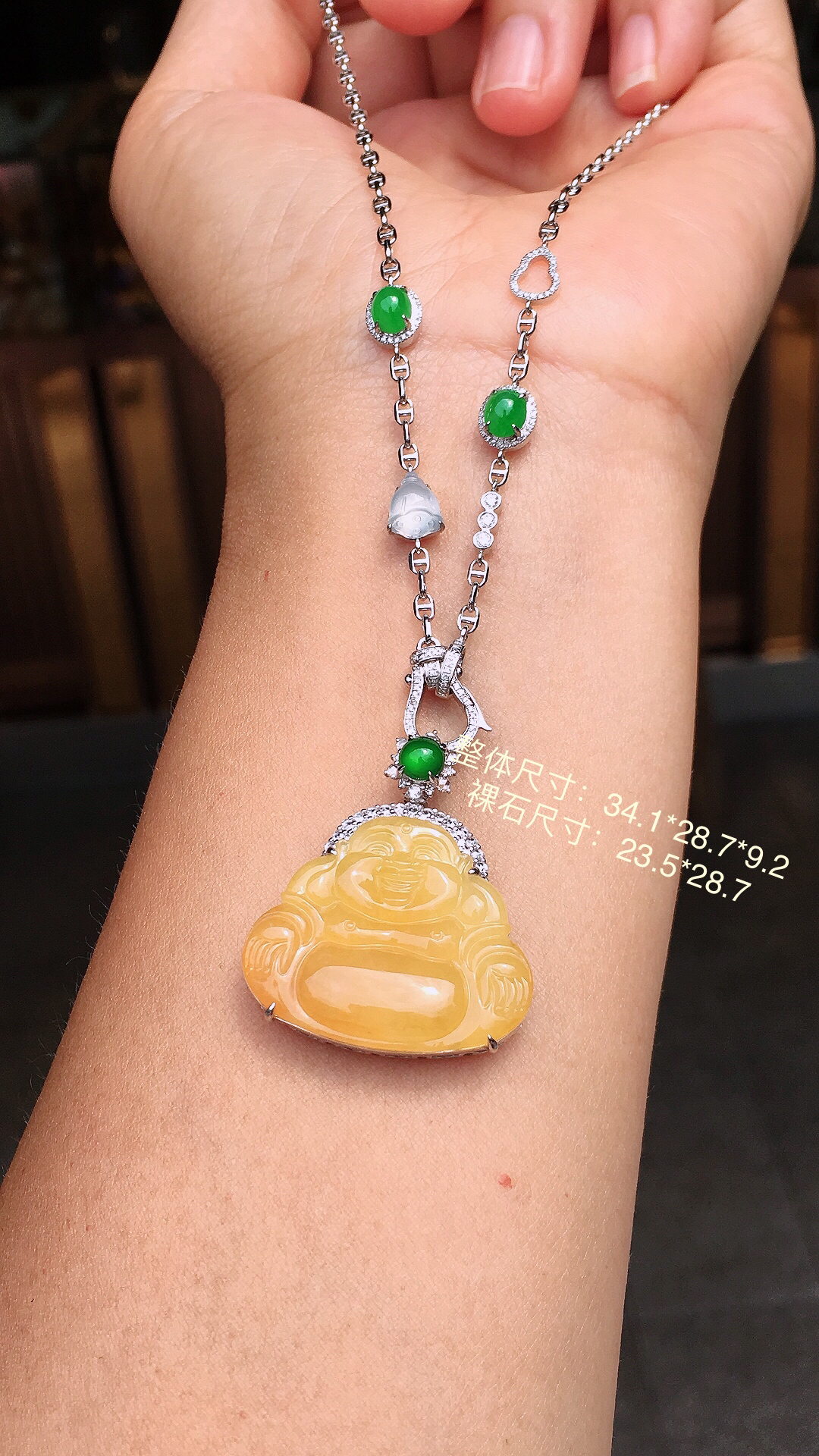 黄翡佛公项链，色泽均匀艳丽，玉质细腻，荧光感超
强，饱满圆润，尽显优雅气质，18k
金豪华镶嵌