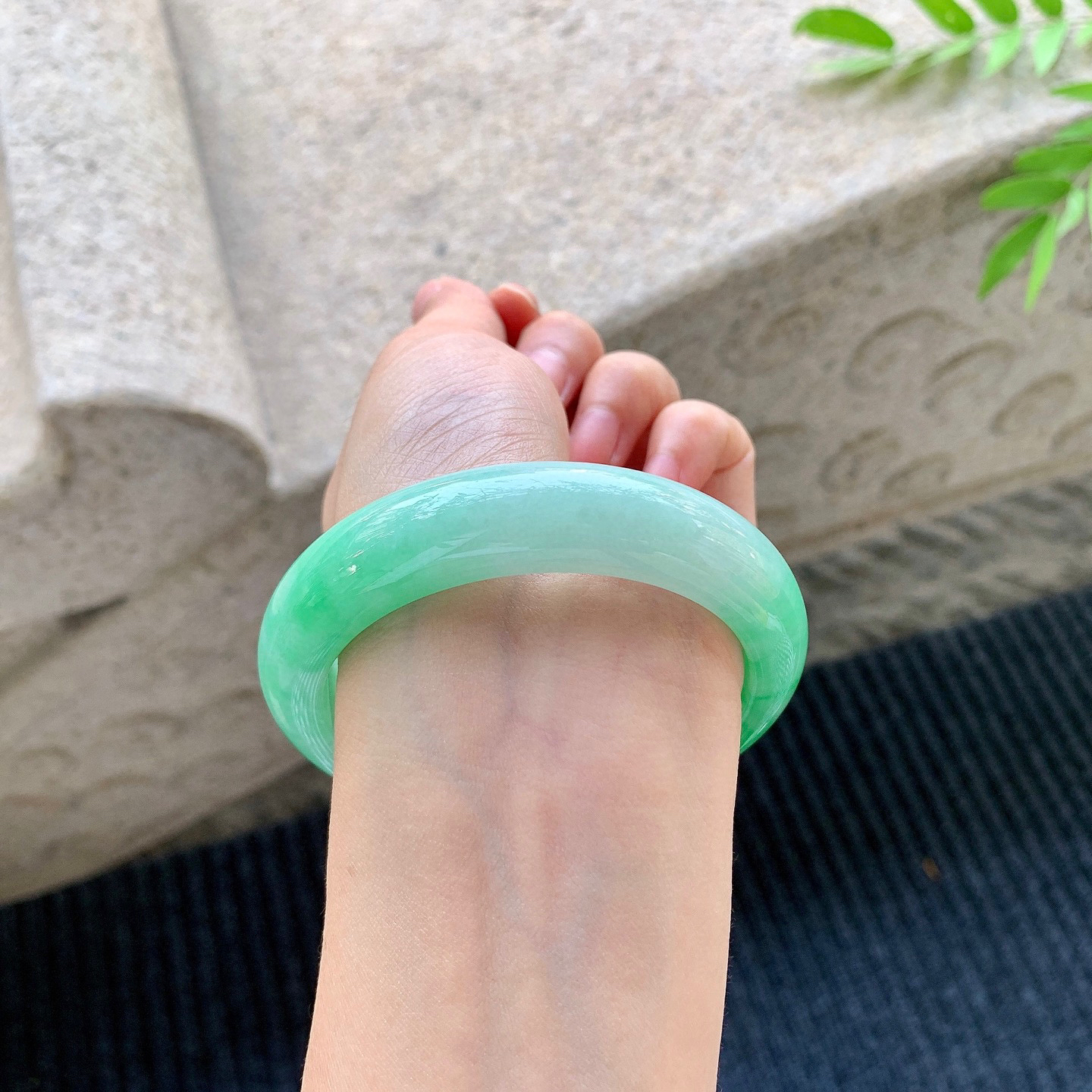 正圈57 58
【圈口】57.2/14.2/8.8
【描述】冰糯飘绿，水润，种老，细腻，无裂纹！