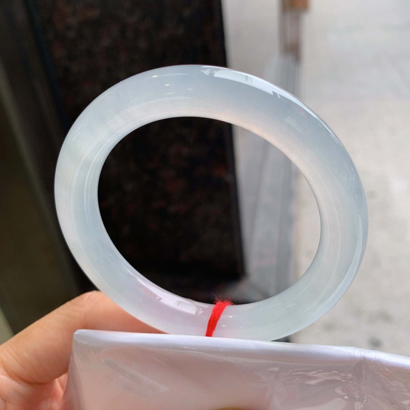 圆条冰镯 有条棉线 尺寸：54.8/10.1/9.5  起荧光