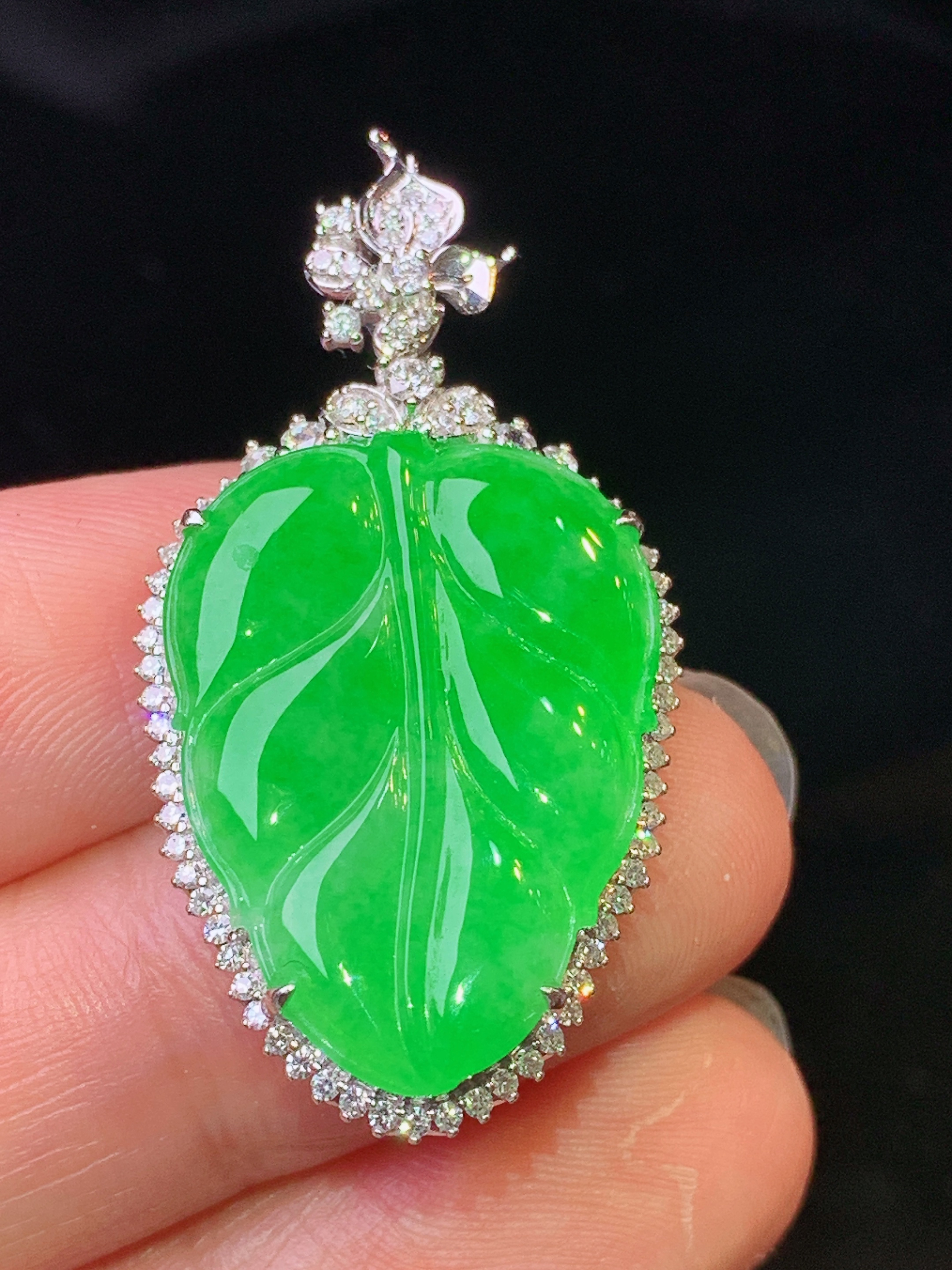 18k金钻镶嵌翠绿树叶吊坠 玉质细腻 色泽艳丽清新 水润亮眼 整体尺寸37.6*19.6*7m2