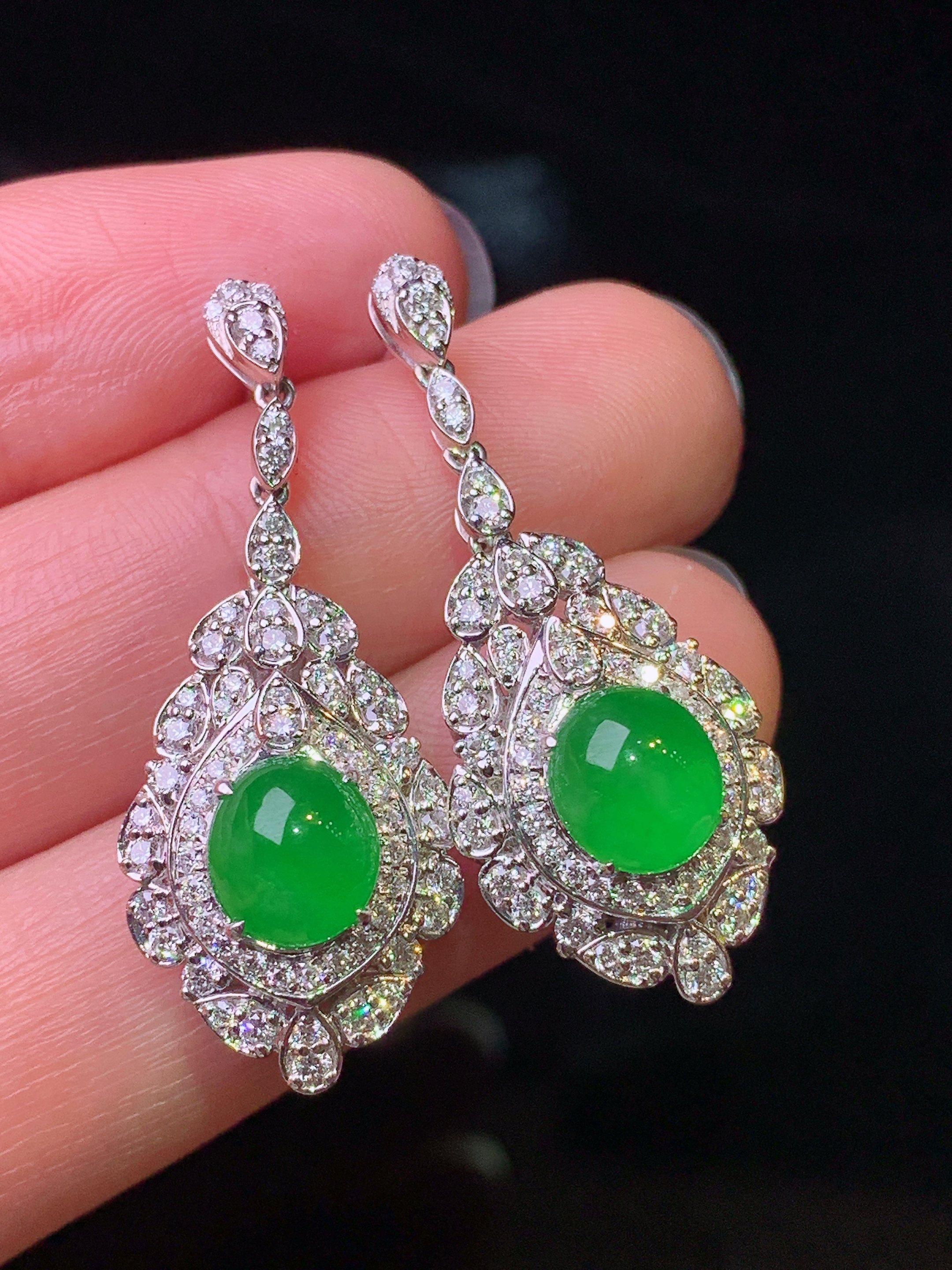 18k金钻镶嵌满绿蛋面耳坠 玉质细腻 色泽艳丽清新 水润亮眼 整体尺寸33.3*13.6*9.8d4