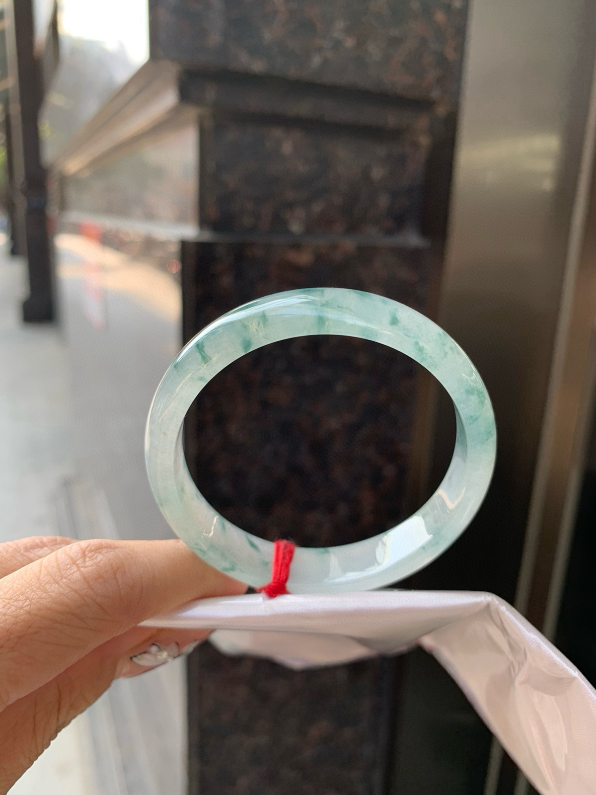 冰飘花正圈
53.3-6-11.7底妆水润细腻，冰底中开出了朵朵兰花，飘花灵动飘逸，勾勒出一幅唯美诗意的山水意境画，古典优雅又秀气