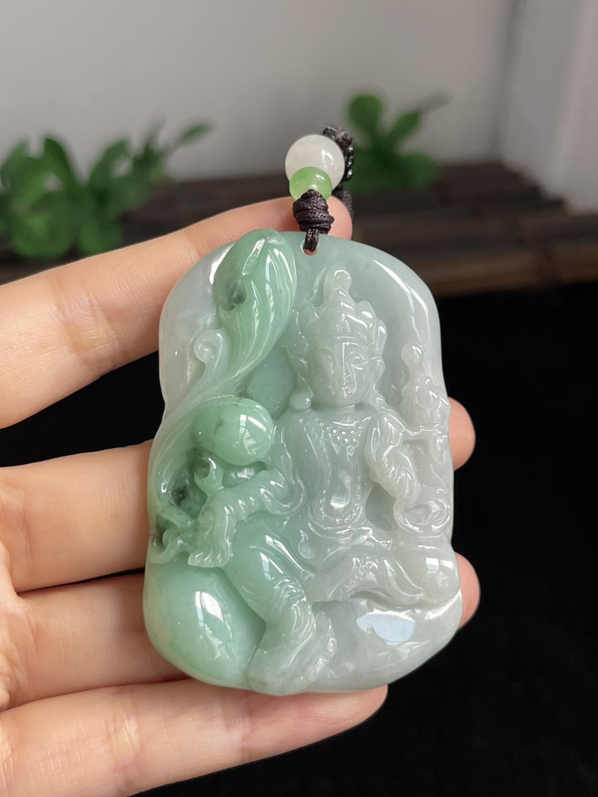 翡翠糯化种飘绿吊坠，配珠未测