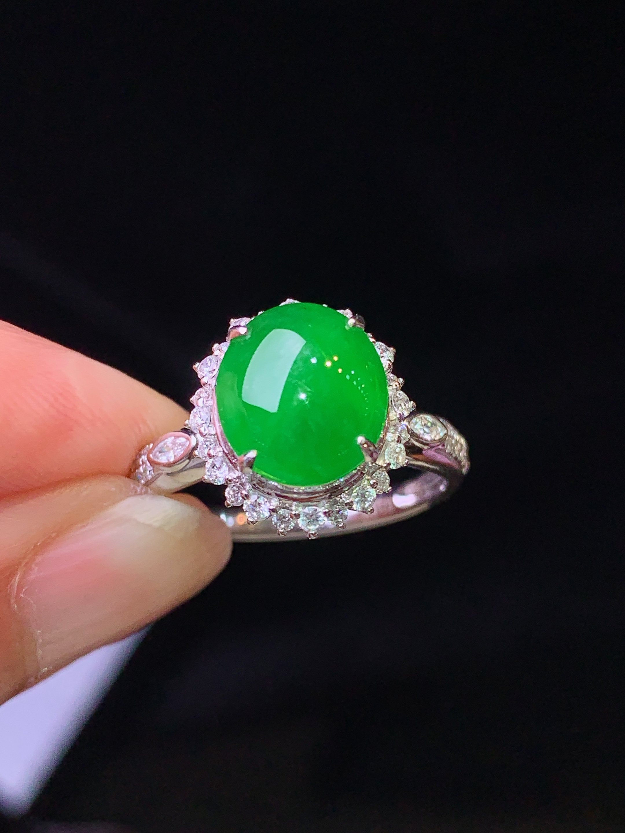 18k金钻镶嵌满绿蛋面吊坠 玉质细腻 色泽艳丽清新 水润亮眼 圈口14.5 整体尺寸13.2*12*