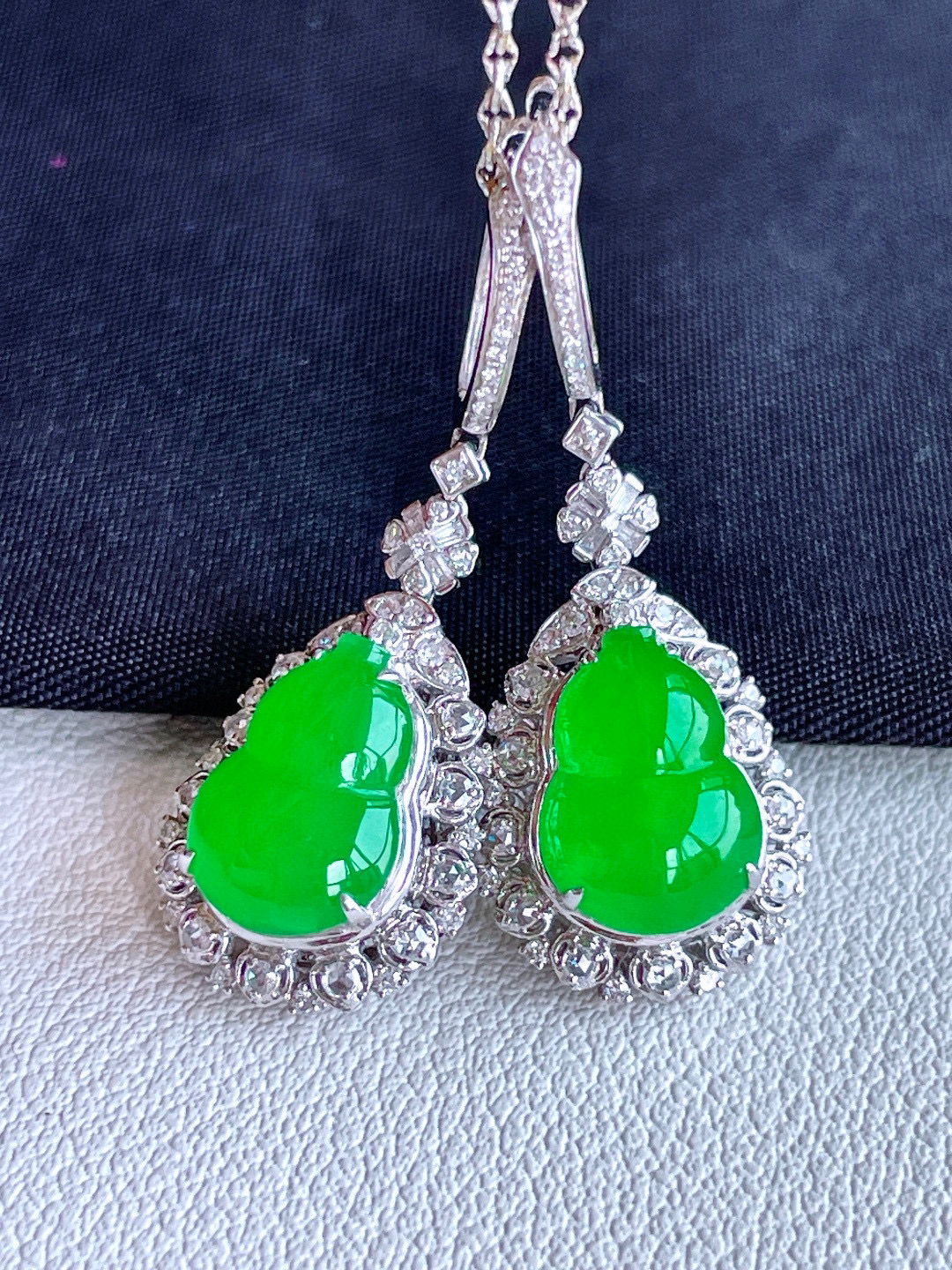 冰阳绿葫芦耳坠 

【整体】34-12.7-7.8
【裸石】11.3-8-3.3