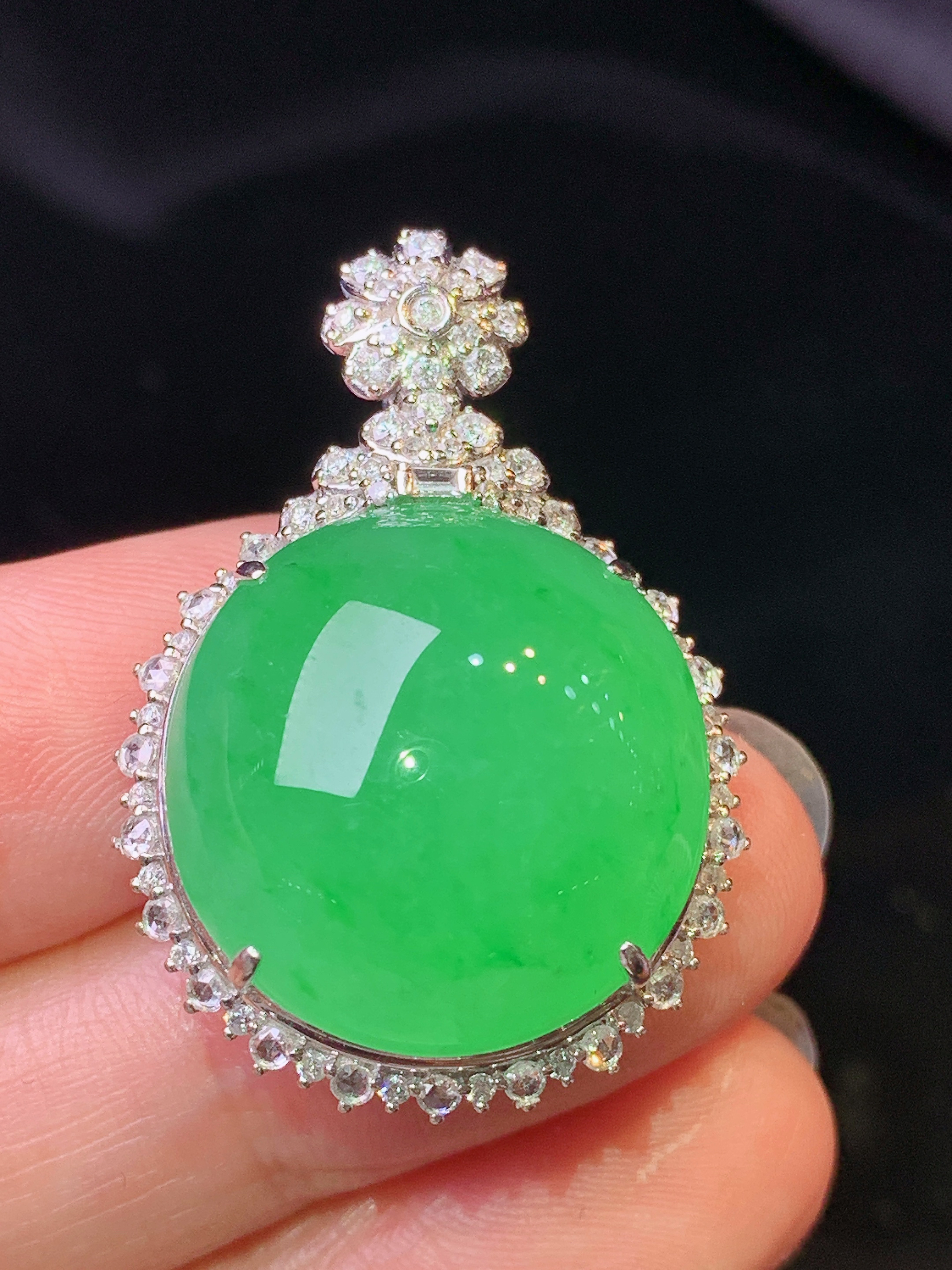 18k金钻镶嵌翠绿蛋面吊坠 玉质细腻 色泽艳丽清新 水润亮眼 整体尺寸33.3*23.2*14L2