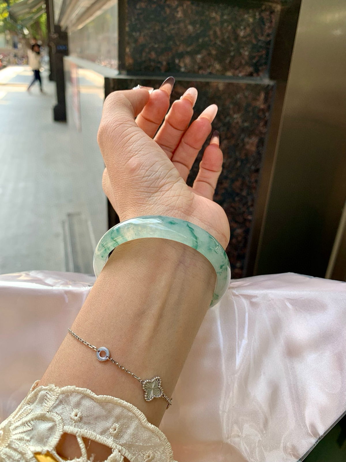 冰飘花正圈
53.3-6-11.7底妆水润细腻，冰底中开出了朵朵兰花，飘花灵动飘逸，勾勒出一幅唯美诗意的山水意境画，古典优雅又秀气