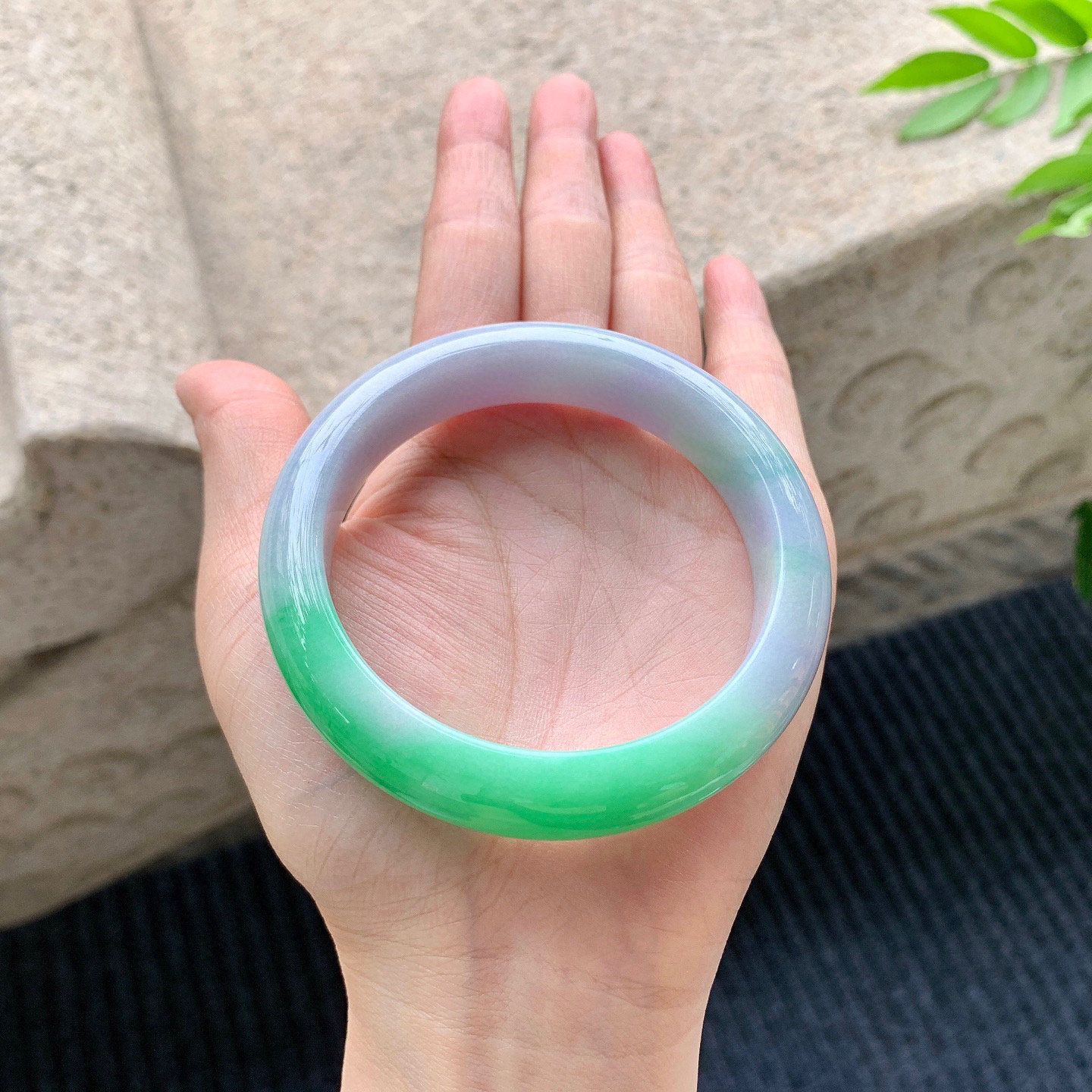 正圈57 58
【圈口】58/13.5/8.7
【描述】春彩，水润，种老，细腻，无纹裂！