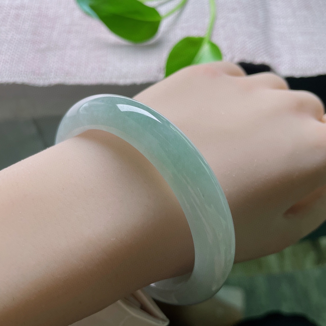 57.5/11.8/8.1，淡绿底正圈，水润细腻，底色是初春的讯号，一切温柔正在发芽。无纹裂