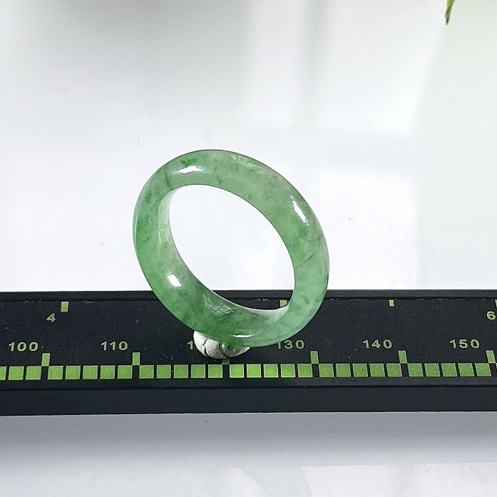 缅甸天然翡翠A货，15号圈口冰种起光起胶飘绿阳绿指环戒指，尺寸：圈口内径17.3mm=15号，宽厚5.8/3mm，重量：3.11g