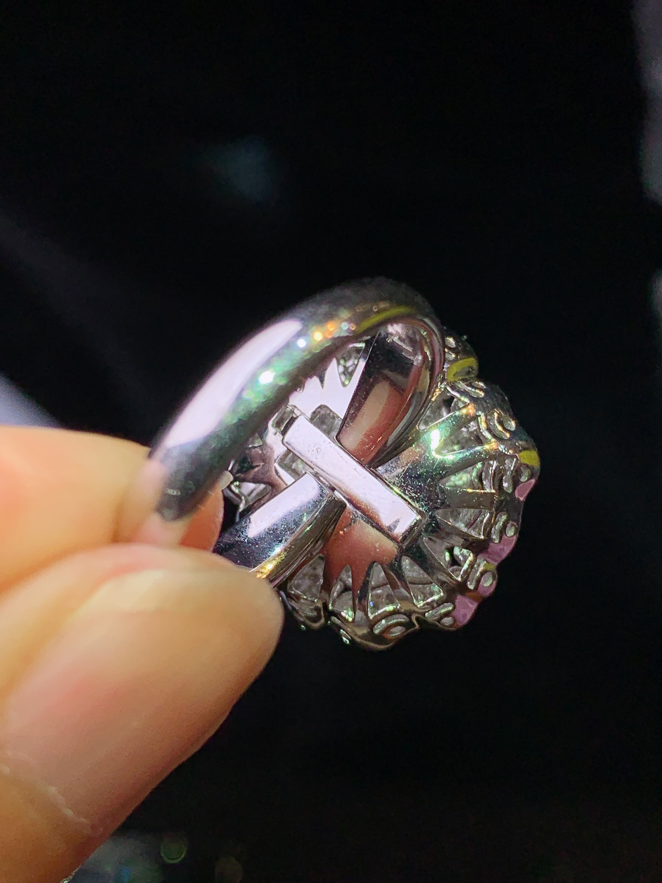 18k金钻镶嵌满绿蛋面戒指 玉质细腻 色泽艳丽清新 水润亮眼 圈口15 整体尺寸18.3*11.5d4  裸石8.8*7.5*4.8