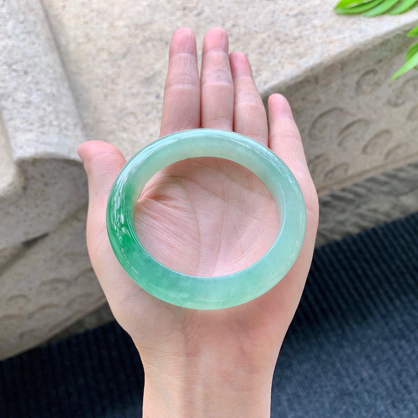 正圈54 55
【圈口】54.7/11.3/9.2
【描述】冰飘阳绿，水润，种老，细腻，无纹裂！