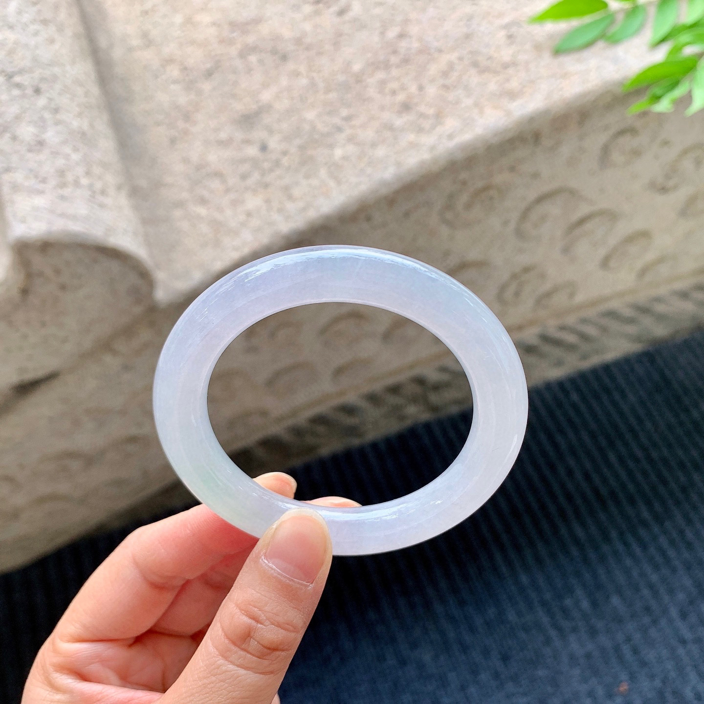 圆条51 52
【圈口】52/9.5/10
【描述】冰糯飘绿，水润，种老，细腻，无纹裂！