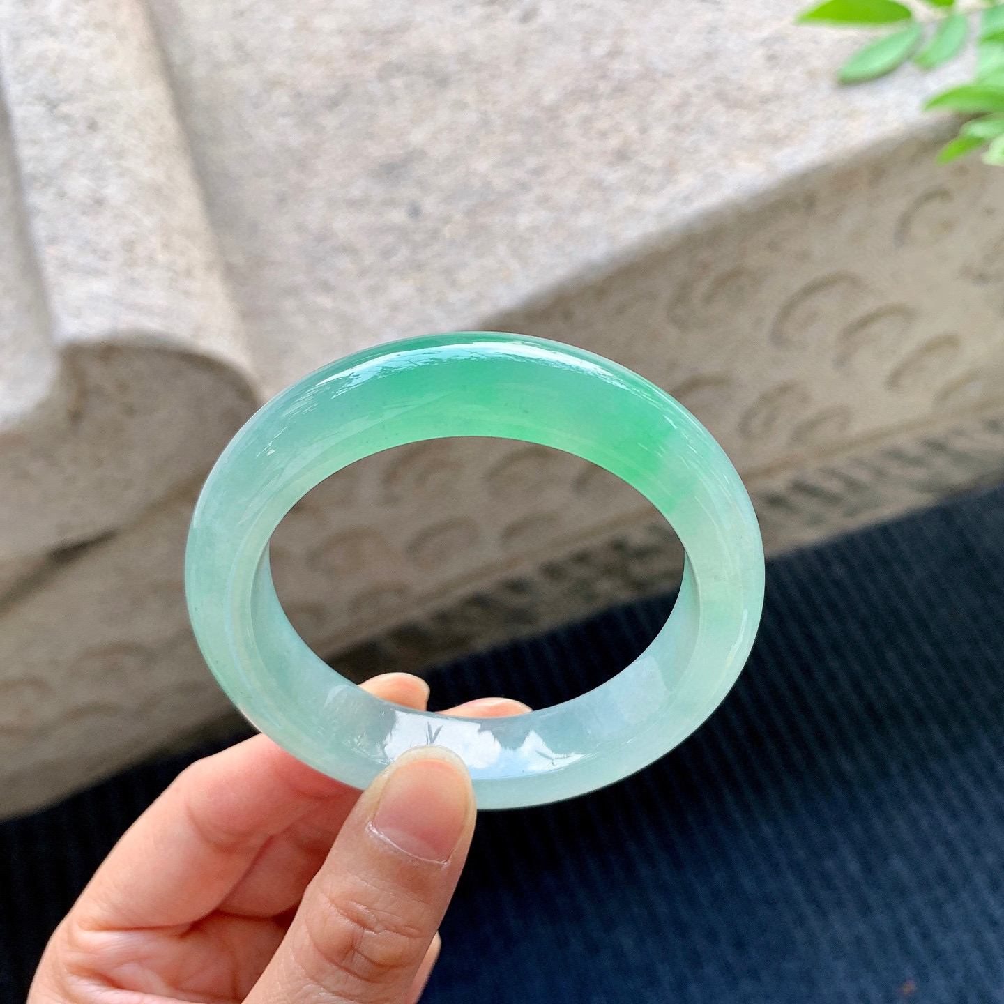 正圈53 54
【圈口】53.3/12.9/8.9
【描述】冰飘绿，水润，种老，细腻，无裂纹！