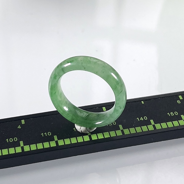 缅甸天然翡翠A货，15号圈口冰种起光起胶飘绿阳绿指环戒指，尺寸：圈口内径17.3mm=15号，宽厚5.8/3mm，重量：3.11g