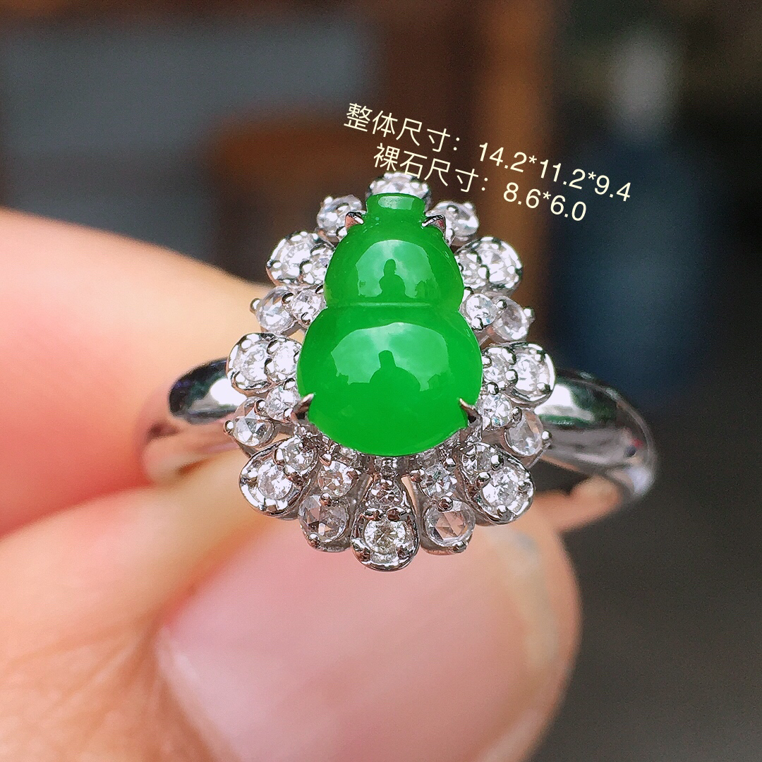 阳绿葫芦戒指，色泽均匀艳丽，玉质细腻，荧光感超
强，饱满圆润，尽显优雅气质，18k
金豪华镶嵌