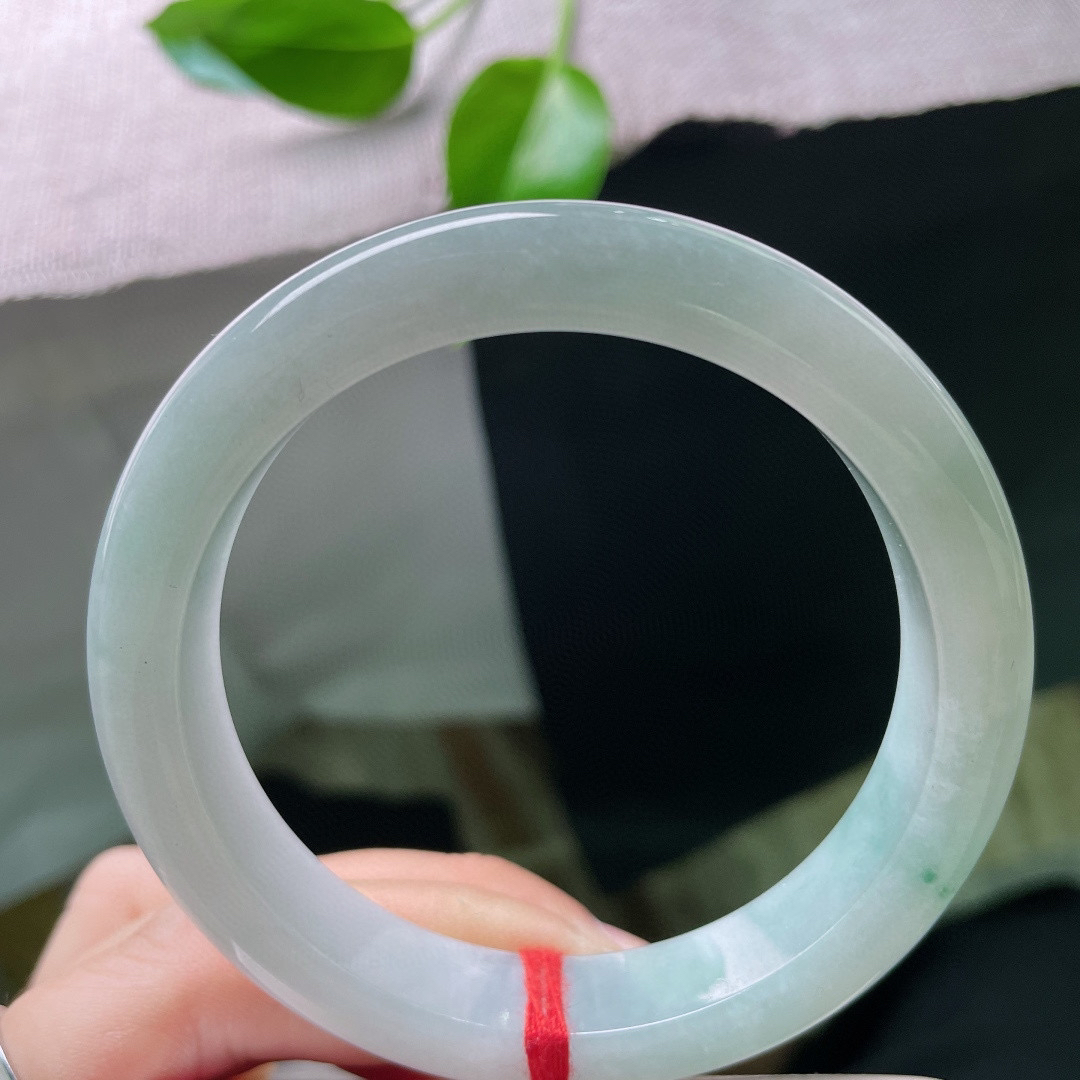 59.5/12.6/8.8，浅绿底正圈，淡淡一抹飘花点缀，干净，清爽自然。无纹裂