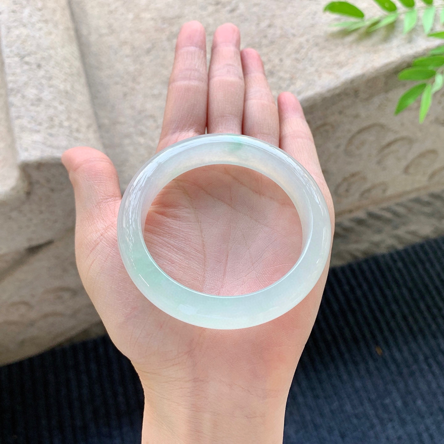 正圈52 53
【圈口】53.2/12.4/8.4
【描述】糯冰冰糖雪梨，水润，种老，细腻，无裂纹！