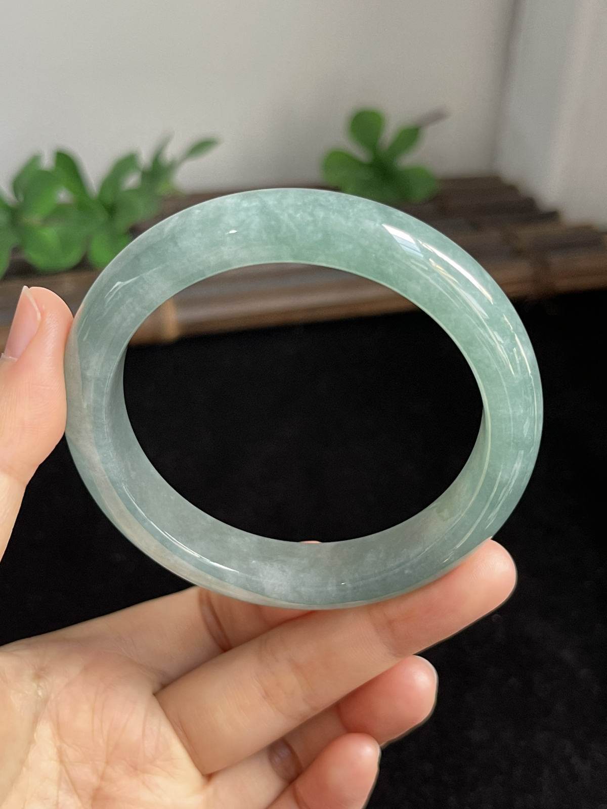 正圈55.4圈口，翡翠冰糯种淡绿色手镯