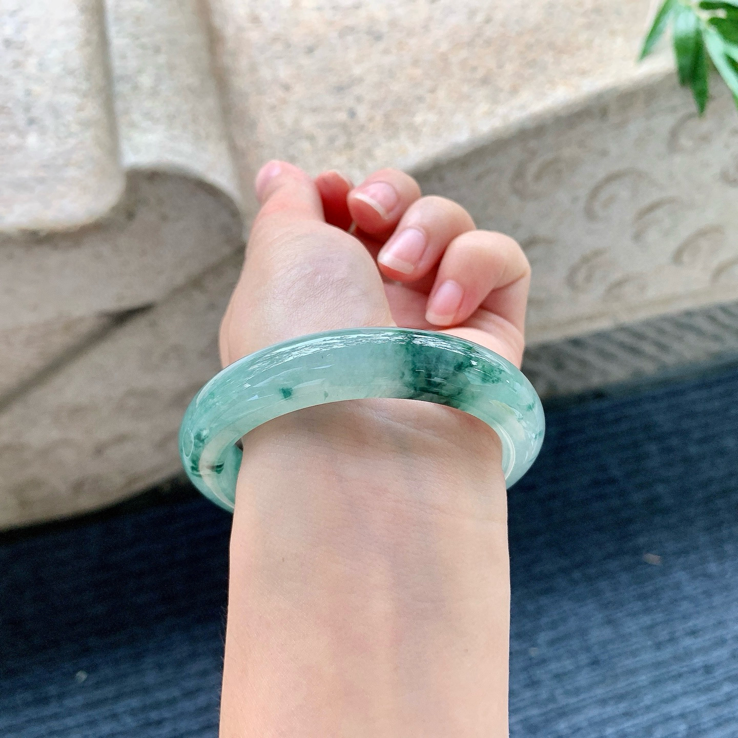 正圈54 55
【圈口】54.8/12.3/8.9
【描述】冰飘花，水润，种老，细腻，无裂纹！