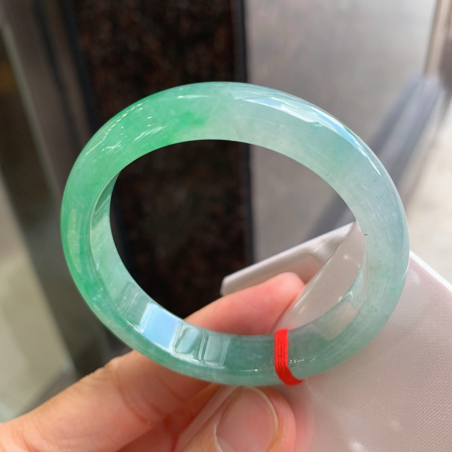 正圈冰飘绿 有杂质 尺寸：51.5/12.1/7.2  小圈口