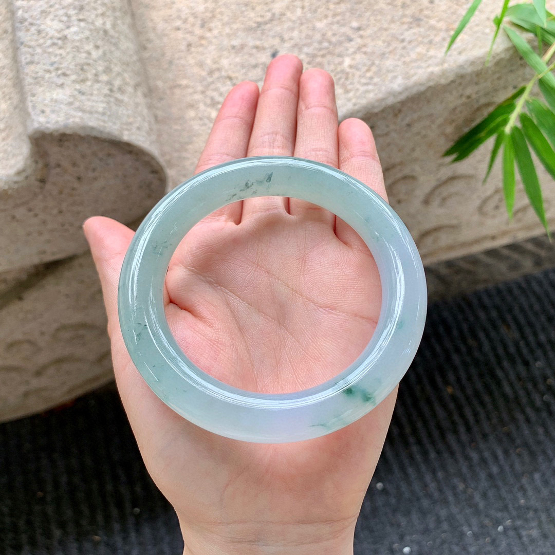 圆条58 59
【圈口】59.2/11.6/11.8
【描述】冰飘花，水润，种老，细腻，无裂纹！