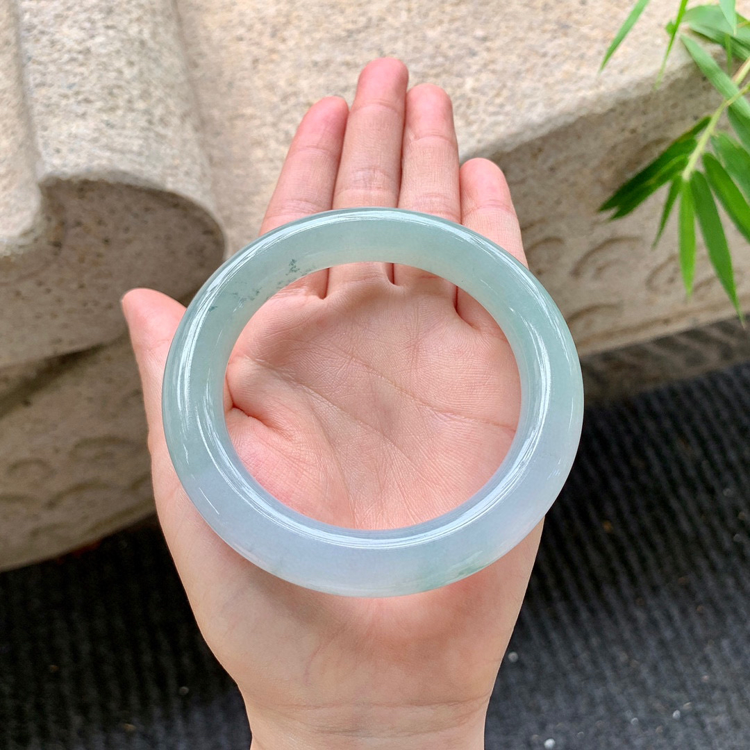 圆条58 59
【圈口】59.2/11.6/11.8
【描述】冰飘花，水润，种老，细腻，无裂纹！