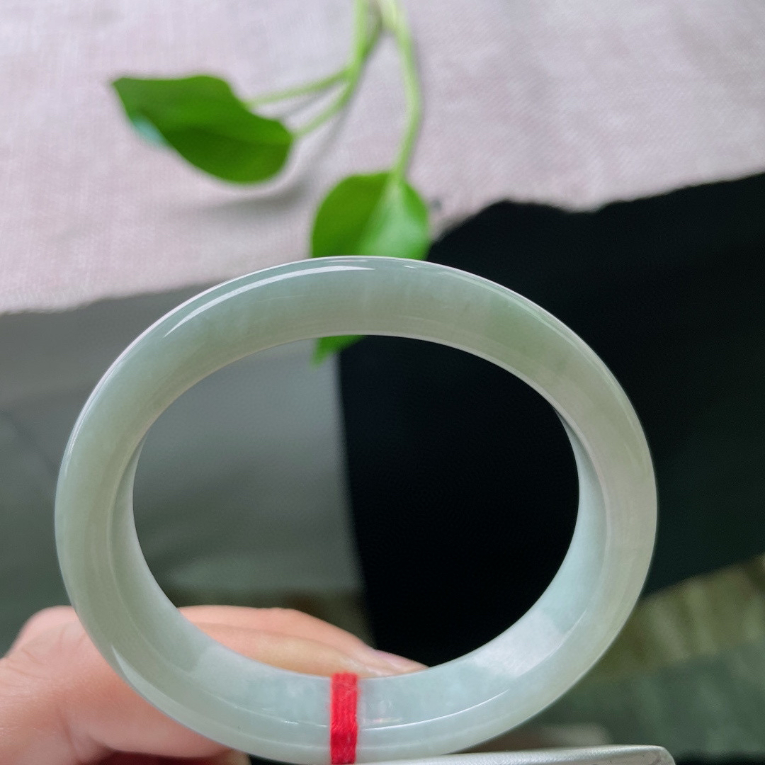 53（46）/11.8/6.9绿底贵妃，水润细腻，清新简约大方，秀丽，无纹裂