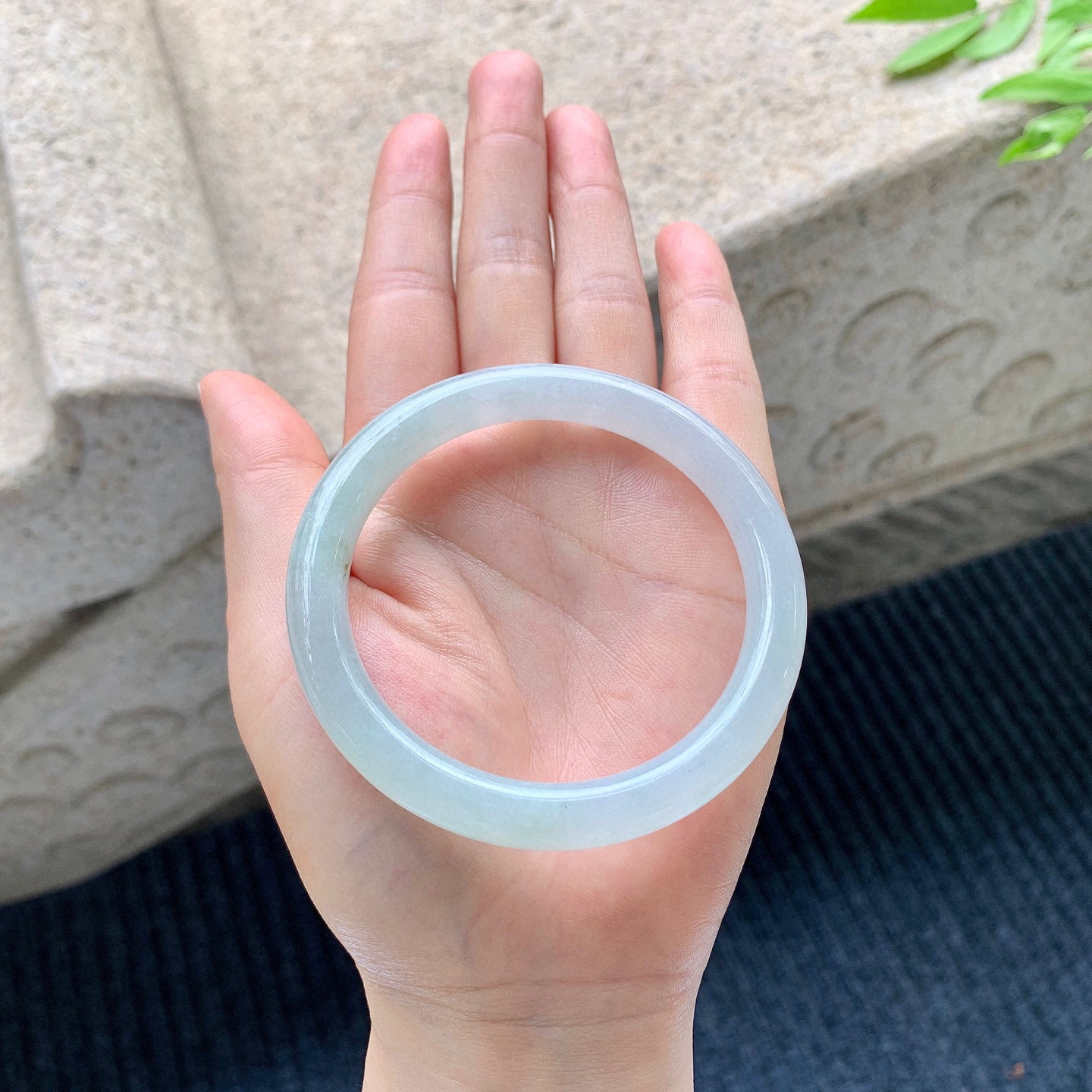 圆条55 56
【圈口】56.5/8.8/8.4
【描述】冰底色，水润，种老，细腻，无裂纹！