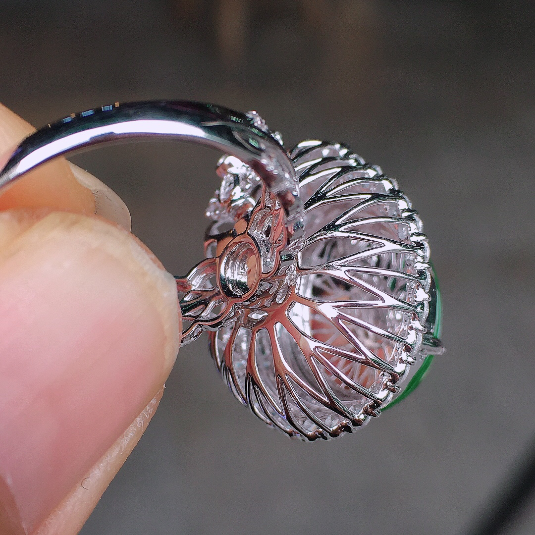 阳绿蛋面戒指/吊坠两用款，色泽均匀艳丽，玉质细腻，荧光感超
强，饱满圆润，尽显优雅气质，18k
金豪华镶嵌