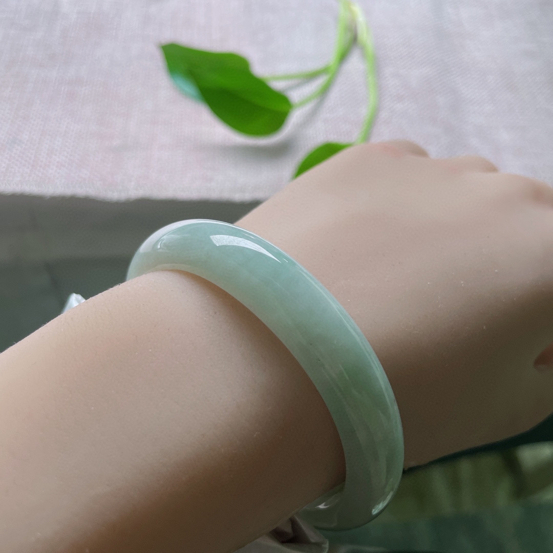 53（46）/11.8/6.9绿底贵妃，水润细腻，清新简约大方，秀丽，无纹裂