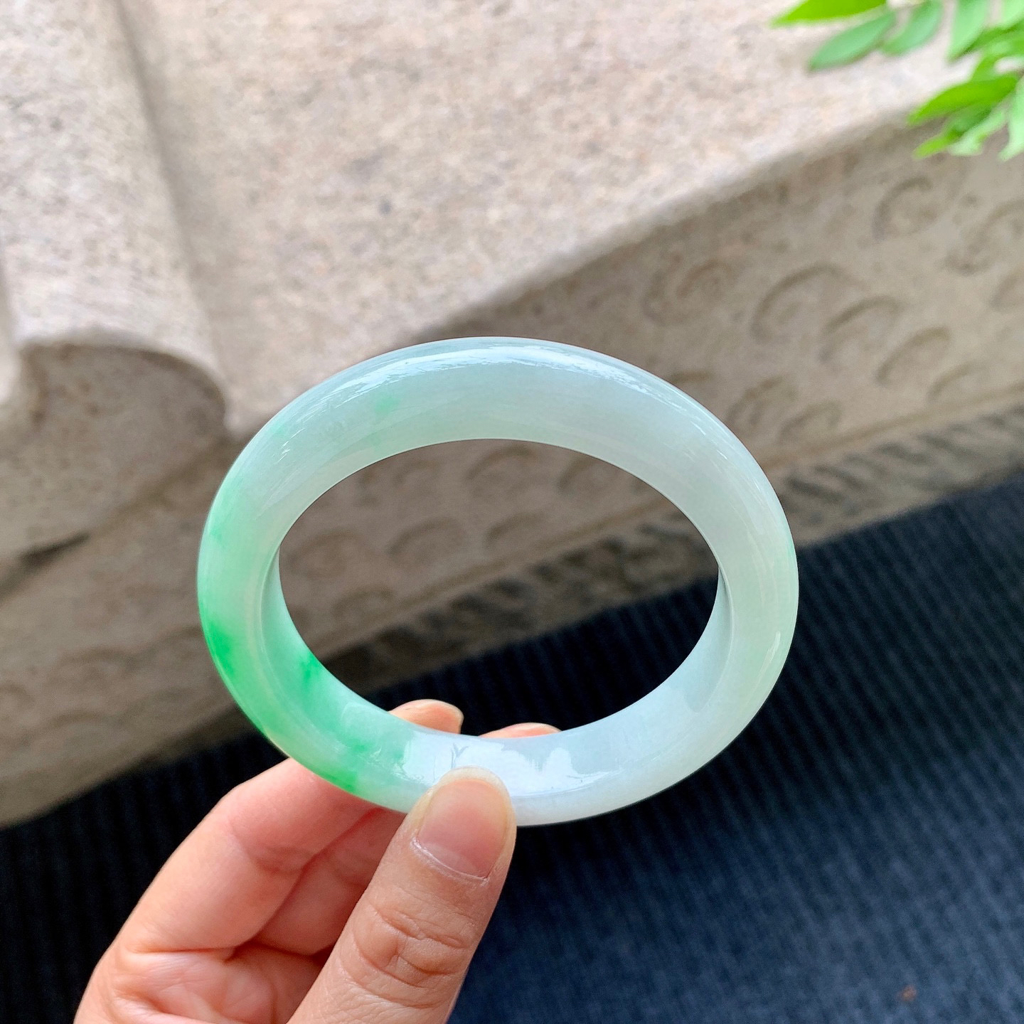 正圈58 59
【圈口】59/12.5/9.3
【描述】白底青，飘绿，水润，种老，细腻，无纹裂！