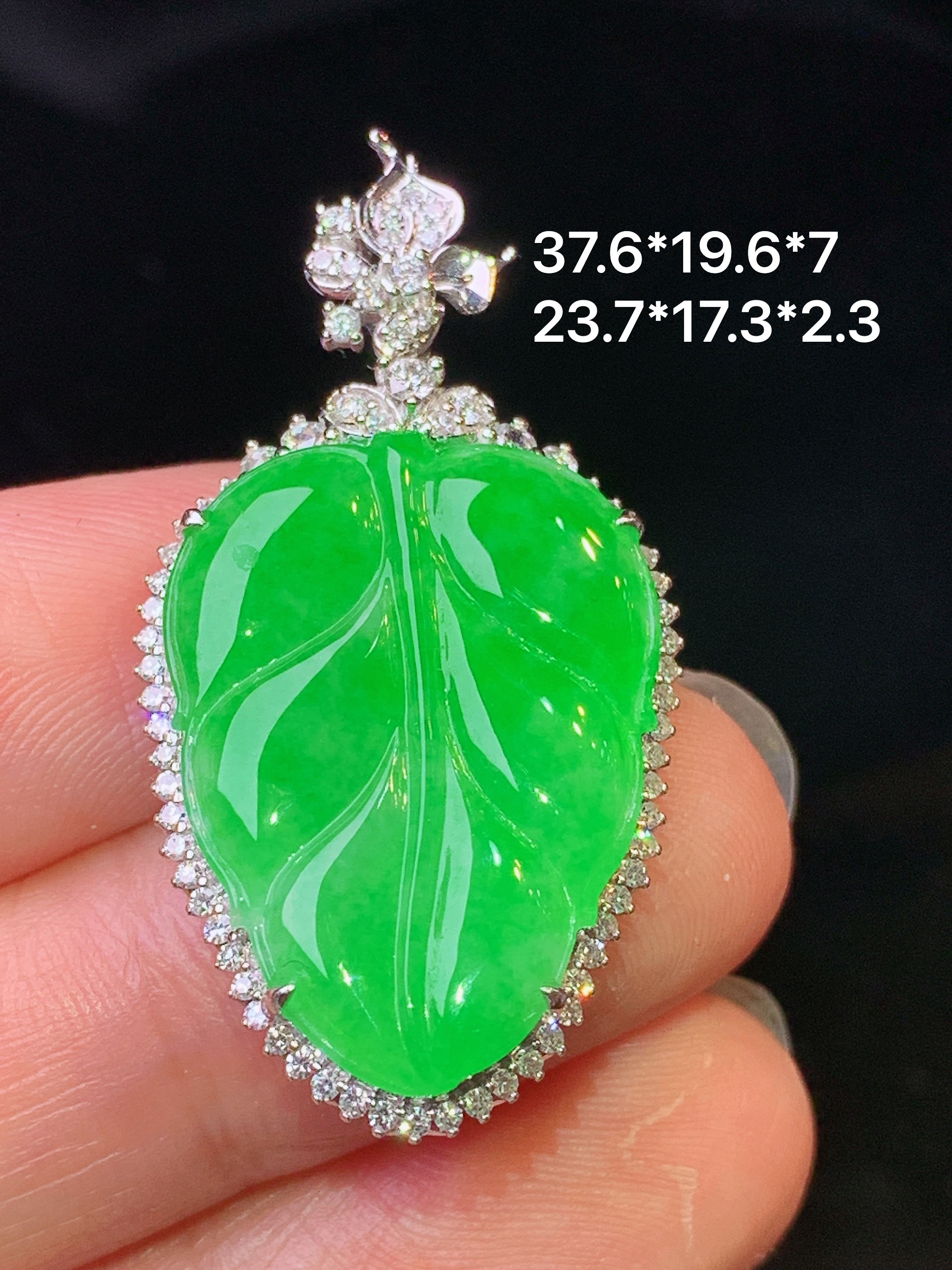 18k金钻镶嵌翠绿树叶吊坠 玉质细腻 色泽艳丽清新 水润亮眼 整体尺寸37.6*19.6*7m2