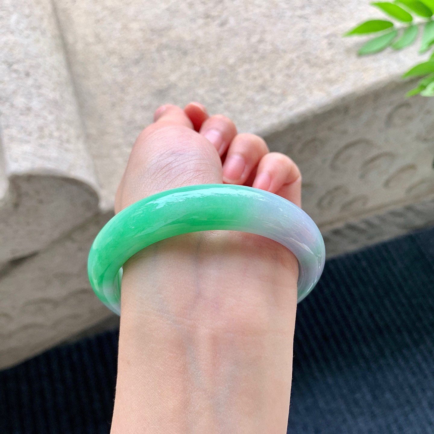 正圈57 58
【圈口】58/13.5/8.7
【描述】春彩，水润，种老，细腻，无纹裂！